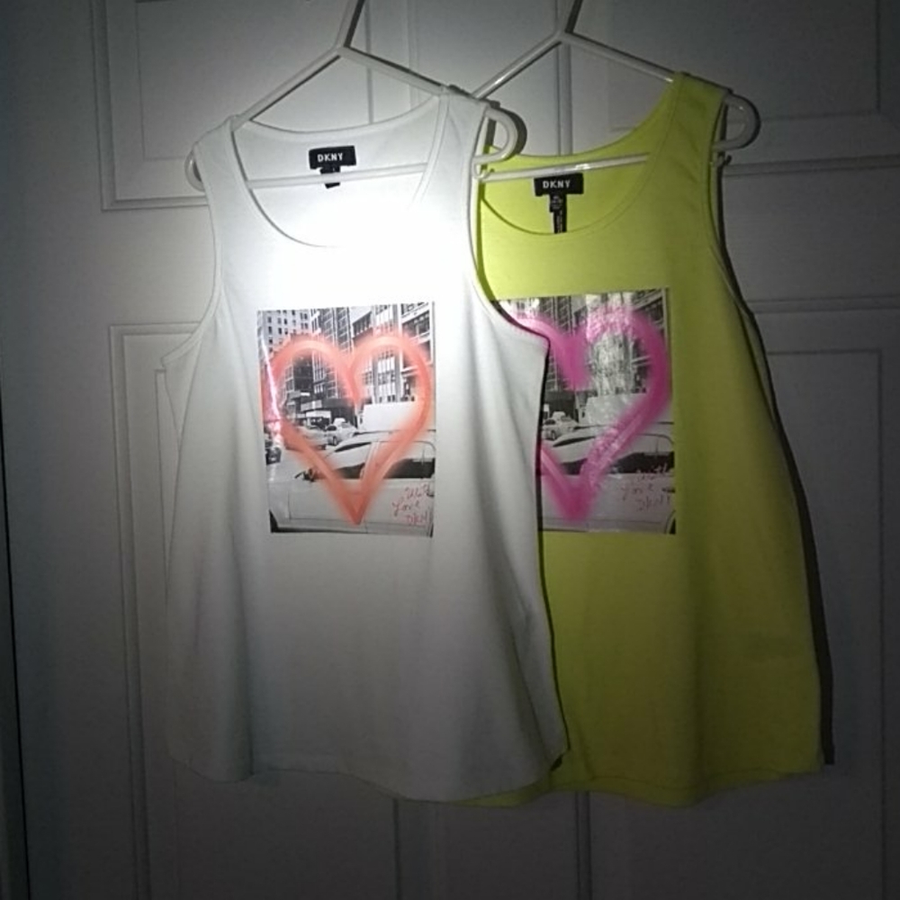🖐🏽 2 DKNY sleeveless tees